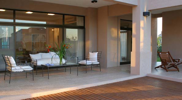 Image of a contemporary lanai